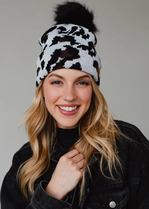 Gorro con pompón de leopardo blanco