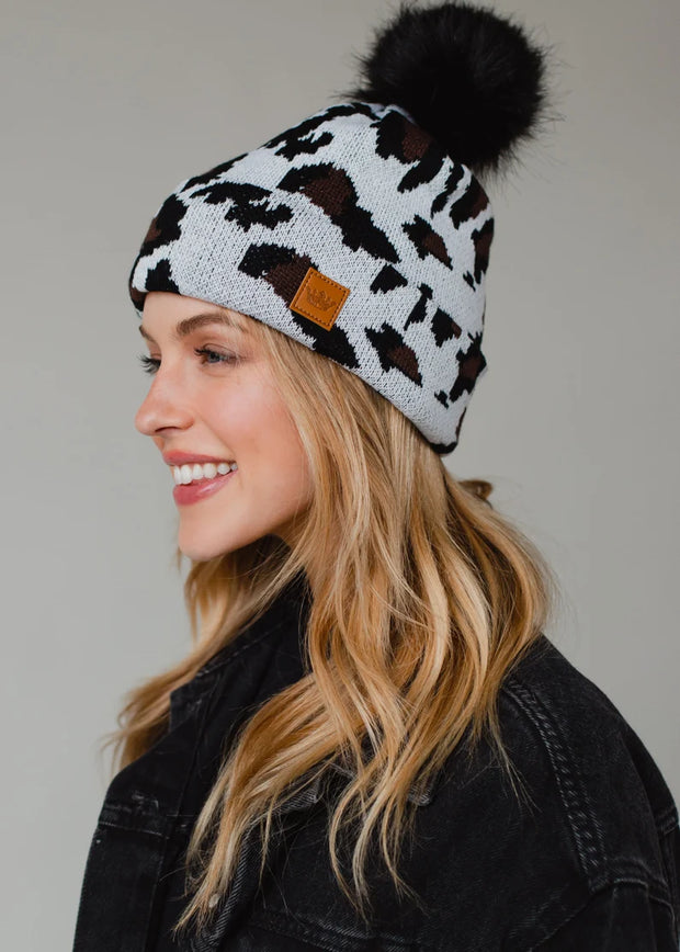 Gorro con pompón de leopardo blanco