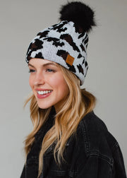 Gorro con pompón de leopardo blanco