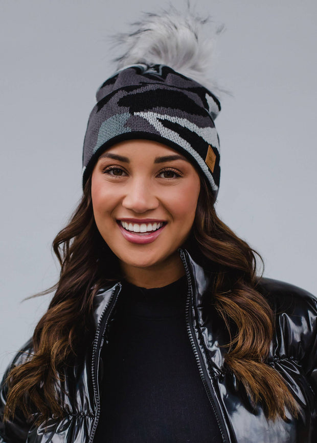 Gorro con pompón de camuflaje gris